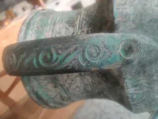 Cántaro de barro decorativo