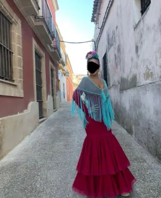 Traje de flamenca rojo y turquesa