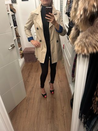 Gabardina tres cuartos beige con forro azul