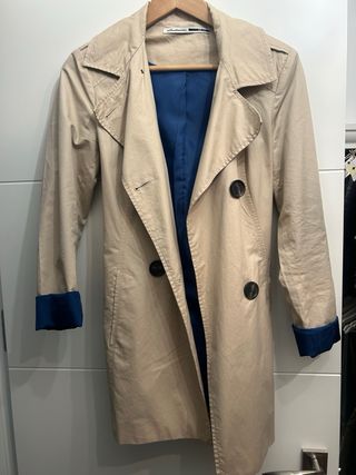 Gabardina tres cuartos beige con forro azul