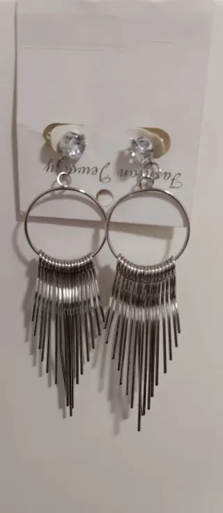 Pendientes largos plateados con brillantes