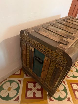 Baúl antiguo madera y metal