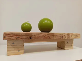 Taburete de madera rústico.