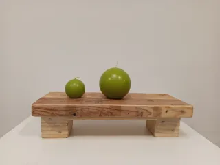 Taburete de madera rústico.