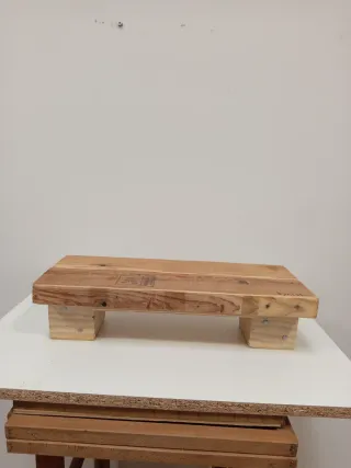 Taburete de madera rústico.