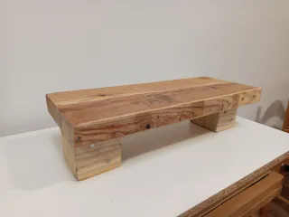 Taburete de madera rústico.