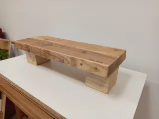 Taburete de madera rústico.