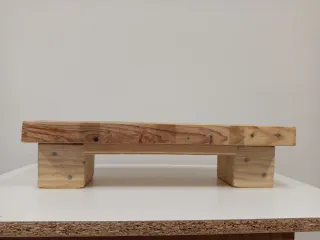 Taburete de madera rústico.