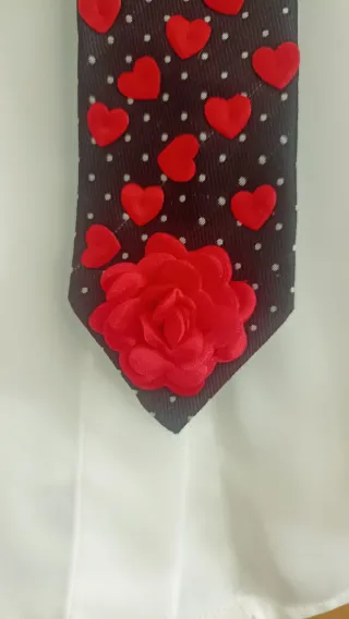 Cravatta gioiello vintage con cuori rossi