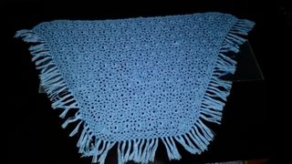 Antiguo chal tejido a mano azul