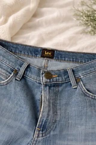 “Vintage Lee Blue Jeans – Classic Fit, Timeless