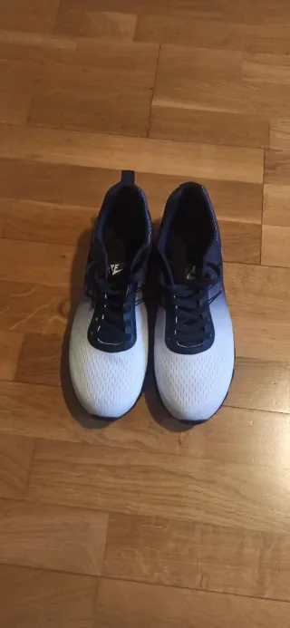 Zapatillas deportivas Nike blancas y negras