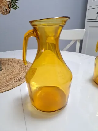 Jarra de cristal ámbar antigua