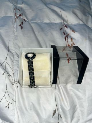 Reloj plateado y negro con círculos