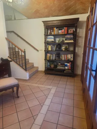 Librería antigua de madera
