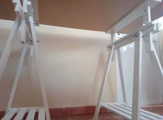 Escritorio gris y blanco