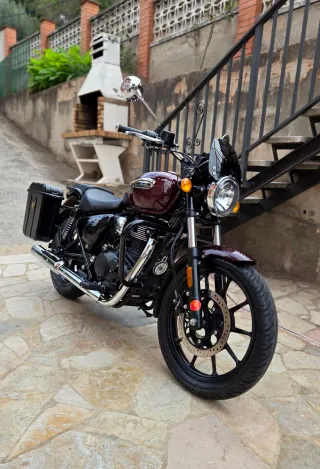 Royal Enfield Meteor 350 Granate