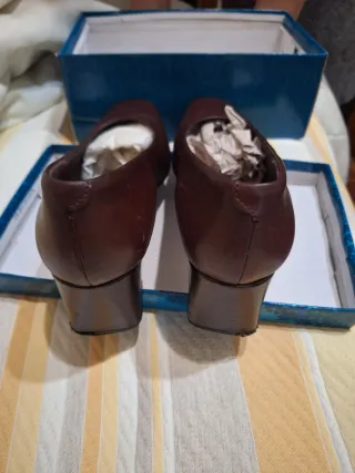 Scarpe col tacco in pelle per donna