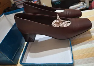 Scarpe col tacco in pelle per donna