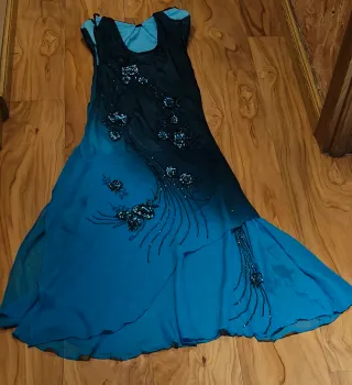 Vestido de fiesta azul con pedrería