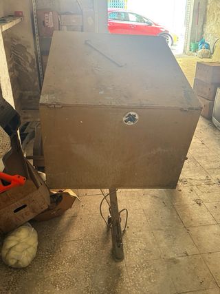Remolque metálico con caja cerrada