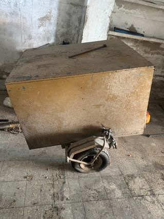 Remolque metálico con caja cerrada