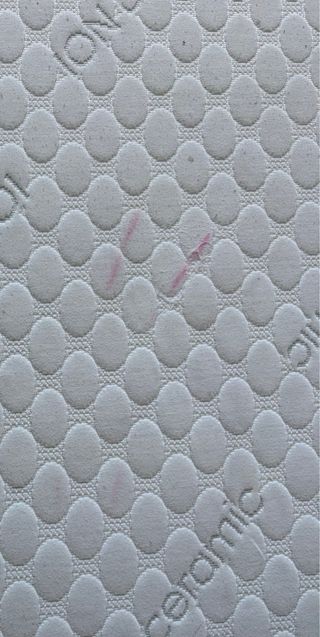 Cama con cabecero y colchón ionCeramics