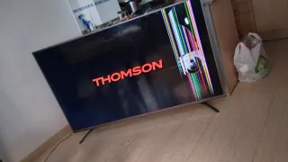 Televisor Thomson con pantalla rota
