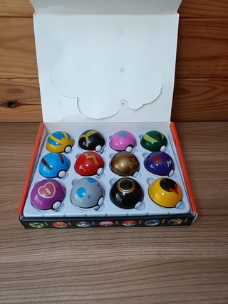 Caja Pokemon: 12 Pokeballs + 24 Muñecos Pokemon.