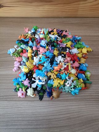 Caja Pokemon: 12 Pokeballs + 24 Muñecos Pokemon.