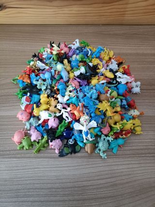 Caja Pokemon: 12 Pokeballs + 24 Muñecos Pokemon.