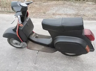 Vespa Negra Scooter
