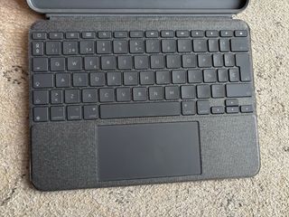 Logitech Combo Touch iPad Air 4/5 con trackpad