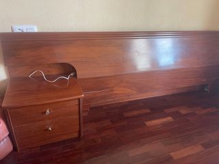 Cabecero corrido madera con 2 mesitas