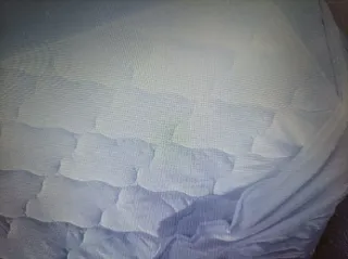 Cubre colchón  blanco para cama larga.
