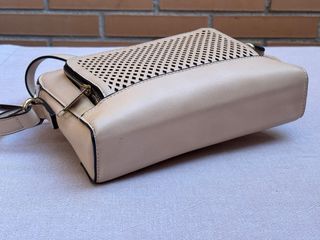 Bolso bandolera beige con detalles troquelados