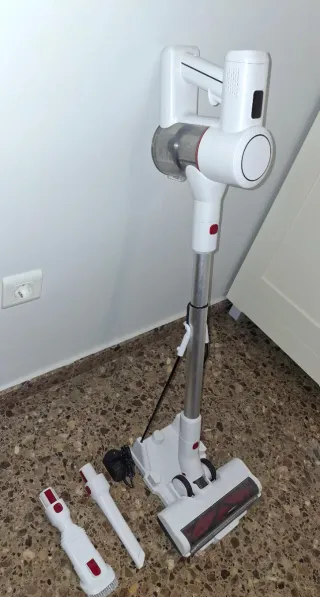 Aspiradora escoba blanca con accesorios