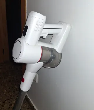 Aspiradora escoba blanca con accesorios