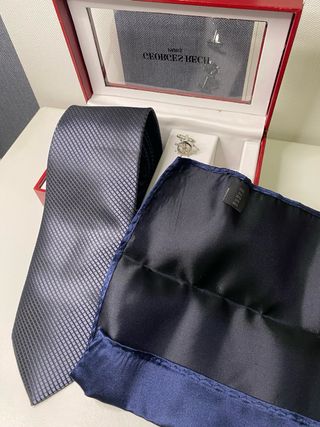 Georges Rech: Gemelos, corbata y pañuelo de seda