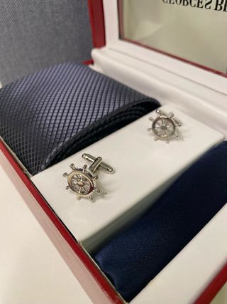 Georges Rech: Gemelos, corbata y pañuelo de seda