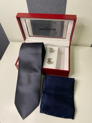 Georges Rech: Gemelos, corbata y pañuelo de seda