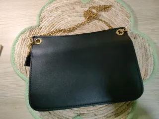 Bolso de fiesta negro con cadena dorada