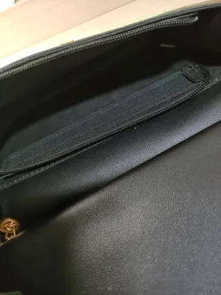 Bolso de fiesta negro con cadena dorada