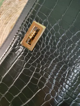 Bolso de fiesta negro con cadena dorada