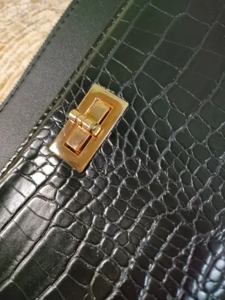 Bolso de fiesta negro con cadena dorada