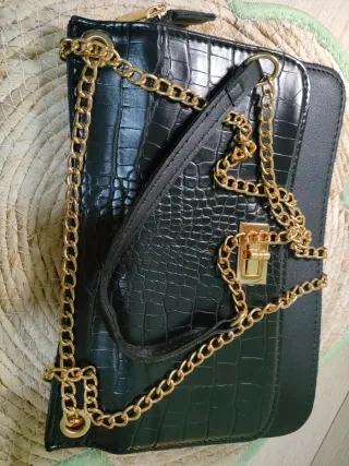 Bolso de fiesta negro con cadena dorada