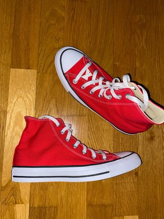 Converse Rojas. Talla 38-39. NUEVAS