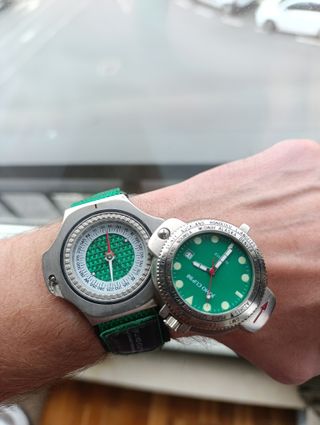 Reloj Brújula JOMO Verde y Plateado