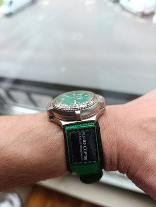 Reloj Brújula JOMO Verde y Plateado