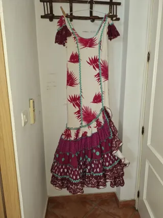 Traje de flamenca blanco con hojas moradas